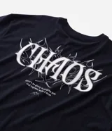 Remera relaxed de algodón color negro, con estampado frontal de diseño tribal y la frase "Silent Chaos" en blanco.