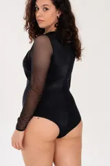 Body negro de lycra con escote cruzado y mangas largas de microtul.