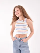 Musculosa corta a rayas horizontales de colores pastel.