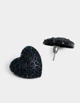 Par de aros pasantes con forma de corazón, cubiertos de strass color azul oscuro.