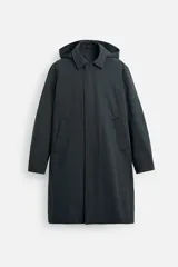 Parka relaxed fit confeccionada en tejido técnico repelente al agua. Interior acolchado desmontable. Cuello solapa con capucha desmontable. Manga larga con puño ajustable con botones a presión. Bolsillos de vivo en cadera. Bajo con abertura central en espalda. Cierre frontal con cremallera oculta por solapa con botones a presión. Chaleco interior acolchado y desmontable con cuello pico y manga sisa.