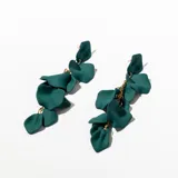 Aros colgantes con forma de pétalos color verde esmeralda.