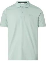 Chomba color verde claro de corte slim, cuello clásico con solapa de dos botones, mangas cortas con puños de punto, aberturas laterales y logo tonal de Calvin Klein en el pecho. Confeccionada en algodón orgánico.