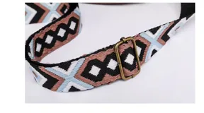 Bandolera marrón de cuero sintético con correa ancha estampada ajustable.