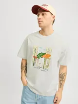 Camiseta color crema de manga corta y cuello redondo con estampa de personas comprando en un mercado.