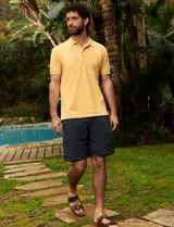 Chomba celeste con estampado de lunares blancos, cuello clásico y mangas cortas.