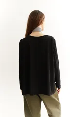 Remeron de viscosa verde, con corte holgado y mangas largas.