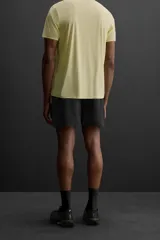 Shorts de entrenamiento negros confeccionados en tejido técnico ligero y elástico, con cintura elástica ajustable con cordón interior, bolsillos frontales y bolsillo trasero con cierre de cremallera. Bajo con acabado termofijado y aberturas laterales.