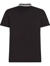 Chomba negra de Tommy Hilfiger, corte regular, con cuello gris a rayas y logo bordado en el pecho.