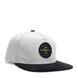 Gorro con visera color gris con parche circular con logo de la marca en el frente y visera negra.