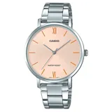 Reloj análogo Casio para mujer con caja y pulsera de eslabones de acero inoxidable plateado. Esfera redonda color salmón/rosa pálido con índices aplicados en tono naranja/cobre y números romanos en las posiciones 12 y 6. Posee tres manecillas y la inscripción "WATER RESIST".