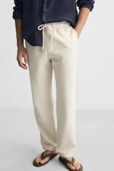 Pantalón largo verde oscuro de algodón con textura, corte recto y cintura elástica ajustable con cordón.
