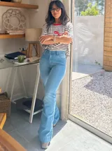Pantalón de jean celeste, corte Oxford con tajo lateral.