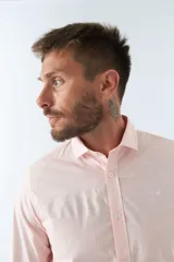 Camisa estampada para hombre, corte slim, manga larga, logo bordado y cartera con botones.