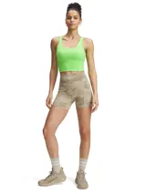 Top deportivo verde lima con escote cuadrado y breteles anchos. Presenta un logo pequeño en el centro del pecho.