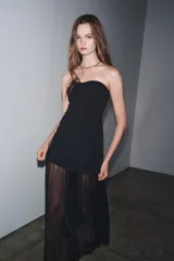 Vestido largo negro, palabra de honor con hombros descubiertos y falda de tul.