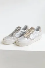 Championes urbanos de cuero color negro con cordones negros y suela blanca. Incluye un par de cordones adicionales de otro color.