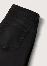 Jeans skinny de tiro bajo color negro.