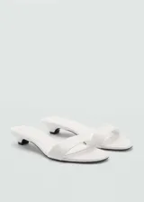 Sandalias blancas destalonadas con punta cuadrada, diseño de tiras y tacón kitten.