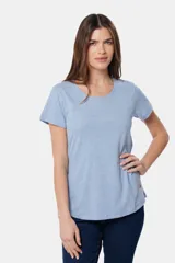 Remera azul de algodón y poliéster, de corte recto, cuello redondo y manga corta.