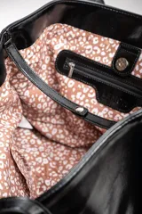 Bolso tipo tote grande color bordó, de cuero vegano, con doble asa corta.