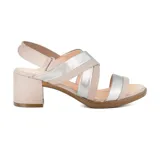 Sandalias negras de cuero sintético con tiras cruzadas, una de charol y otra con textura de piel de cocodrilo. Tienen pulsera con hebilla y tacón cuadrado.