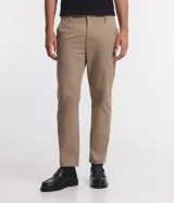 Pantalón de vestir color gris claro, de corte slim fit y largo cropped.