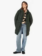 Campera acolchada verde oscuro con capucha, cierre frontal con cremallera y bolsillos laterales.
