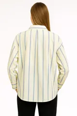 Camisa a rayas verticales color beige y marrón con bolsillo en el pecho con detalle de estrella dorada.