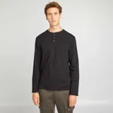 Camiseta negra de manga larga con cuello panadero y botones frontales.