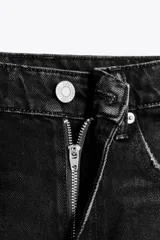 Short de jean de tiro alto, color celeste claro desgastado, con roturas grandes y deshilachado en el bajo. Presenta cinco bolsillos y cierre frontal con botón metálico.