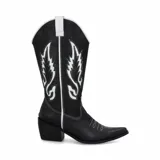 Bota texana de cuero negro con bordados en el empeine y caña media.
