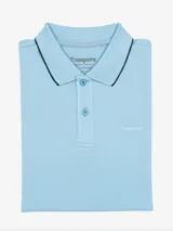 Remera tipo polo color beige, de corte clásico, con cuello y puños acanalados en contraste marrón oscuro.