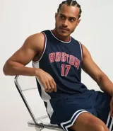 Bermuda deportiva de baloncesto color azul marino con cintura elástica, cordón ajustable y rayas blancas en el bajo. Estampado frontal con la palabra "Boston" y el número 17 en rojo y blanco.