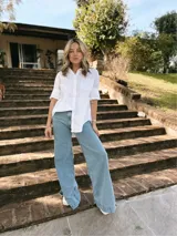 Pantalón de jean celeste de corte wide leg, tiro alto y material elastizado.