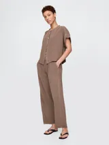Camisa de muselina color blanco, con cuello mao y mangas cortas.