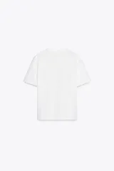 Camiseta blanca de cuello redondo y manga corta con detalle de flores con volumen en delantero a tono.