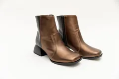 Botas cortas de cuero plateado y negro con punta cuadrada y taco geométrico.