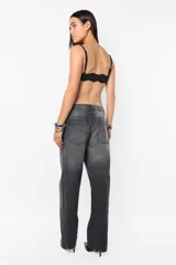 Pantalón denim gris con corte recto, tiro medio y relaxed fit. Cintura con pasacintos, botón niquel, cartera con cierre metálico y plastisol con isologo de marca. Contiene bolsillos delanteros con relojero y dos bolsillos en trasero. Lleva proceso artesanal de lavado en la prenda.