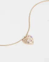 Cadena dorada con dije de corazón dorado adornado con strass de colores.
