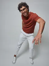 Remera de punto color ladrillo, con cuello redondo y mangas cortas.