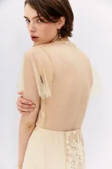 Vestido color crema con encaje floral, escote en V cruzado y mangas cortas con volados.