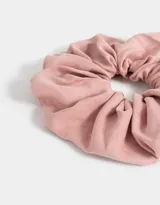 Maxi scrunchie de suede color rosa.