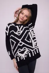 Sweater de lana color naranja con cuello redondo y diseño geométrico en color celeste.