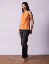 Blusa sin mangas color amarillo, con cuello redondo con frunces delanteros y abertura con botón en la espalda.