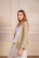 Saco calado de punto color dorado, de mangas 3/4 y talle único.