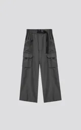 Pantalón cargo gris grafito de corte ancho, con cintura elástica ajustable con hebilla y múltiples bolsillos.