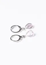 Par de caravanas plateadas con aros tipo argolla y dije colgante en forma de gota con piedra de zirconia color rosa. Enchapado en plata.