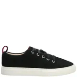 Zapatillas bajas color verde oliva, de cuero descarne, con cordones de cinta al tono y suela blanca.