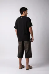 Remera color crudo de lino con textura entramada, calce cómodo y mangas cortas.